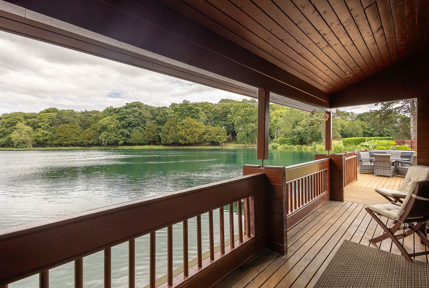 The covered deck at JEM Lodge